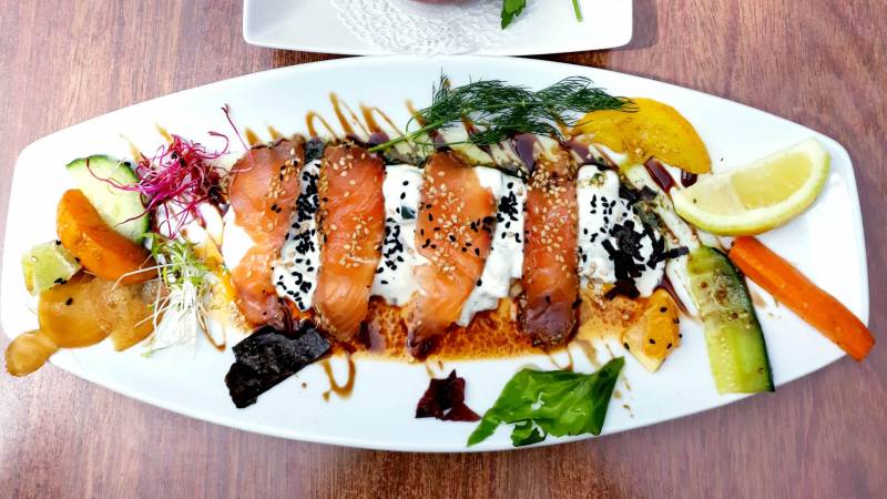 saumon gravelax sauce thai au restaurant le poisson rouge a hyeres