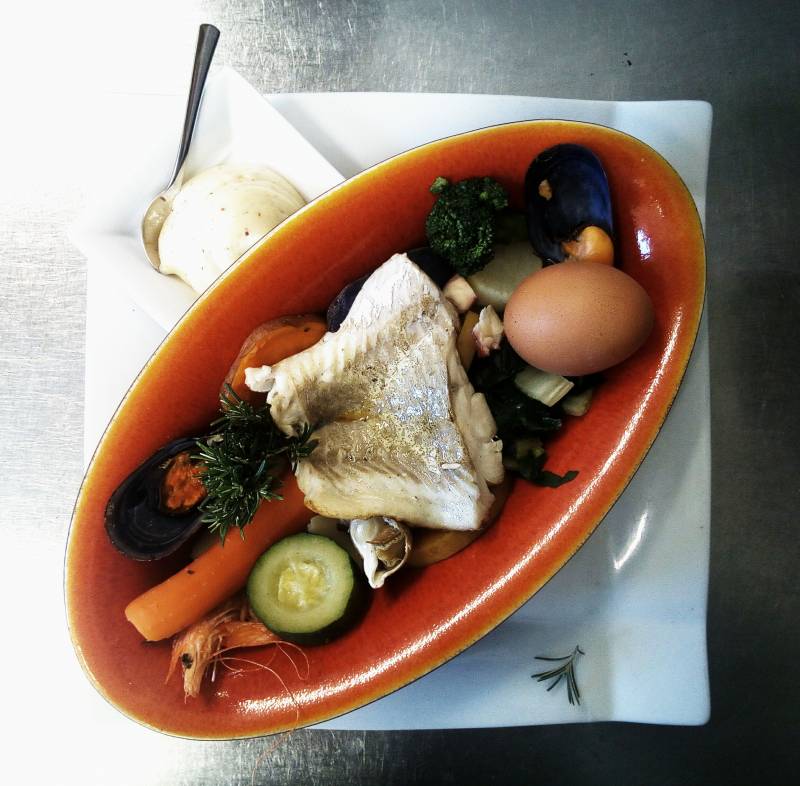 L'aïoli traditionnel au restaurant le poisson rouge a giens