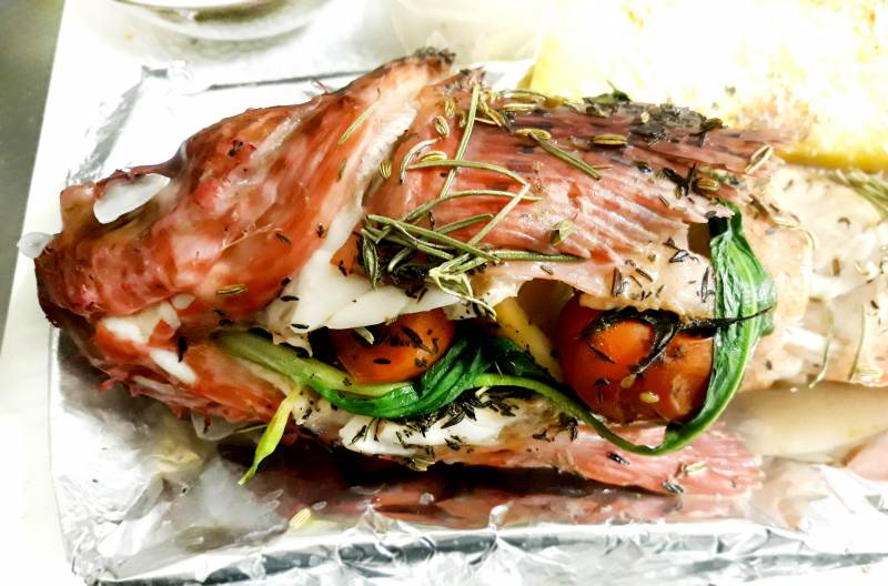 Chapon local entier farci au restaurant le poisson rouge a giens