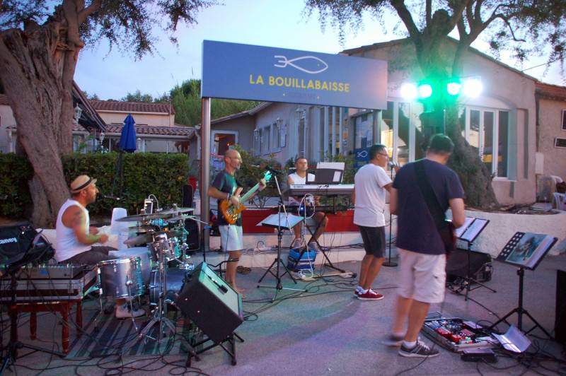 South Spirit en concert au port de la madrague sur la presquile de giens