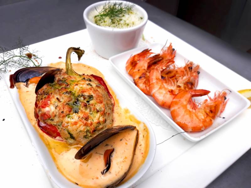 poivron farci au poisson au restaurant le poisson rouge